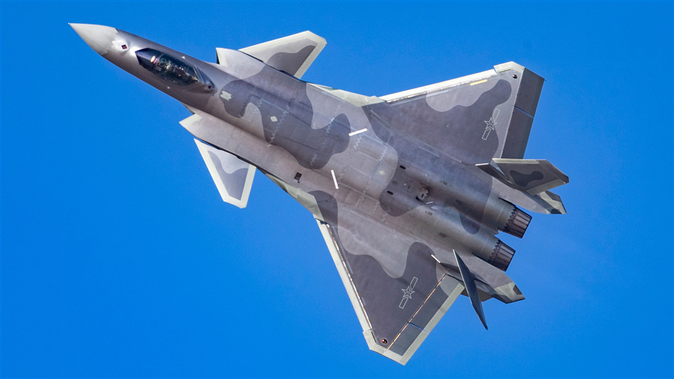 J-20 stealth fighter jets wow public in NE China during air show