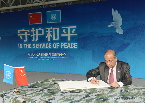 UN Under- Secretary-General Atul Khare paid a visit the Peacekeeping Center of the MND of the PRC.