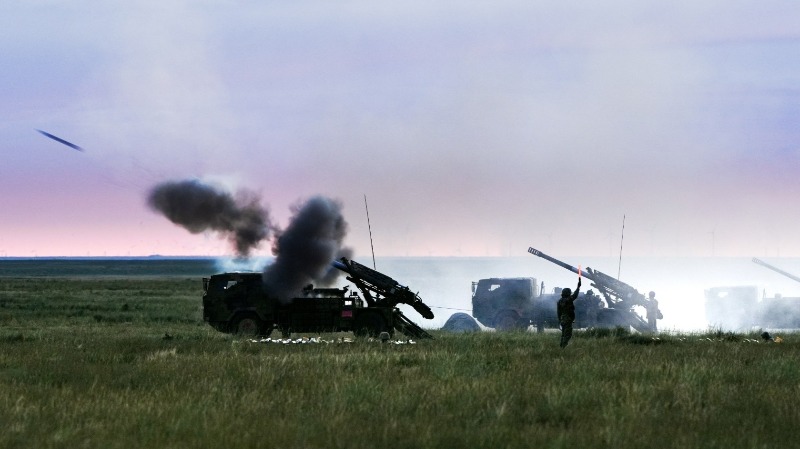 Howitzers fire in training