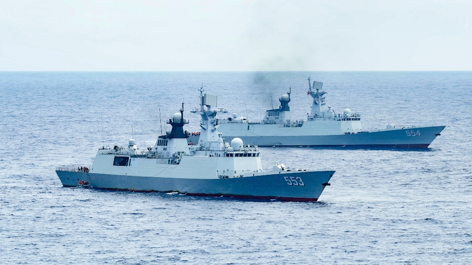 Frigates steam in training