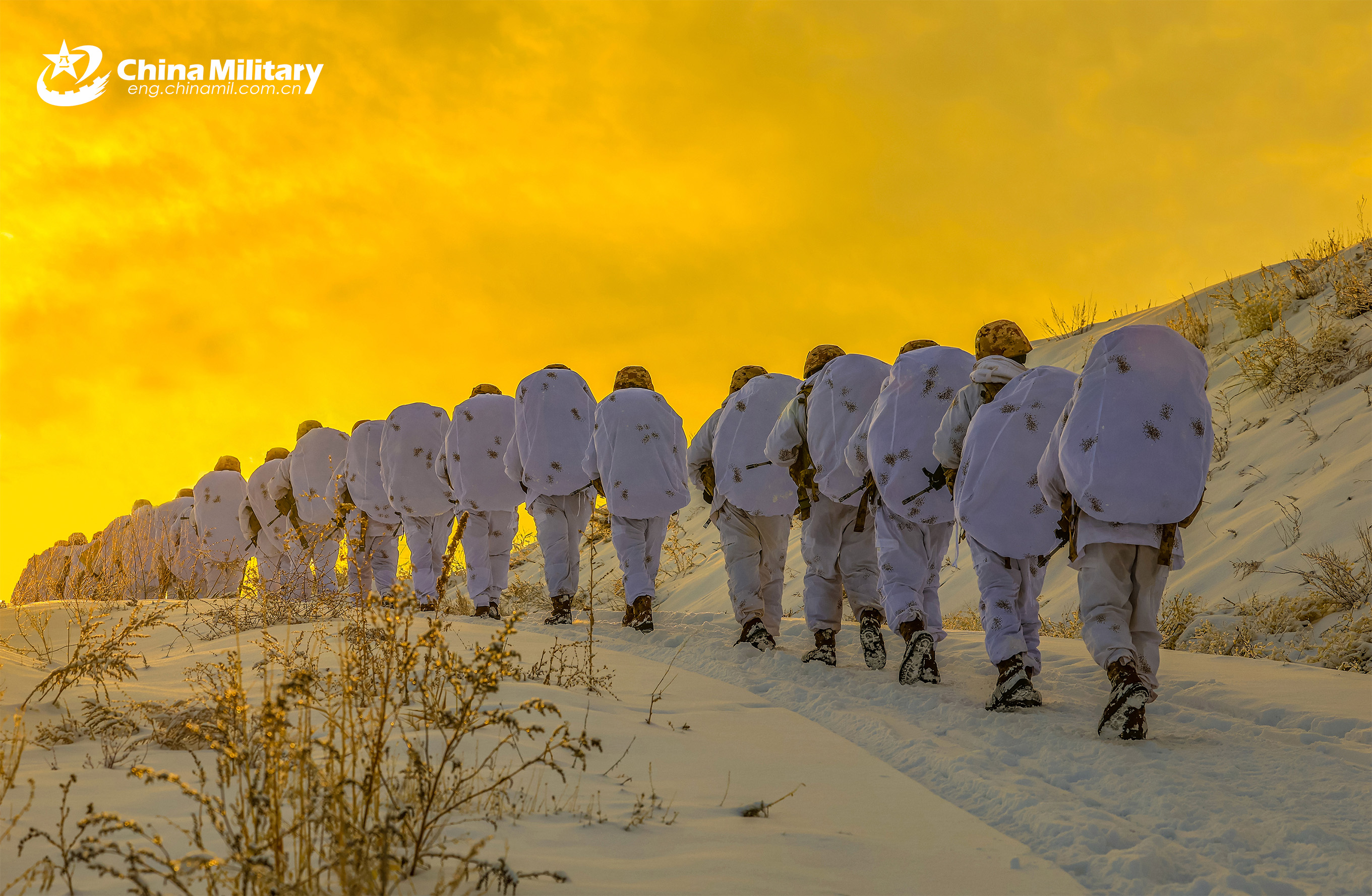 Soldiers in ruck march - Bilingual - 中国军网（英文版）