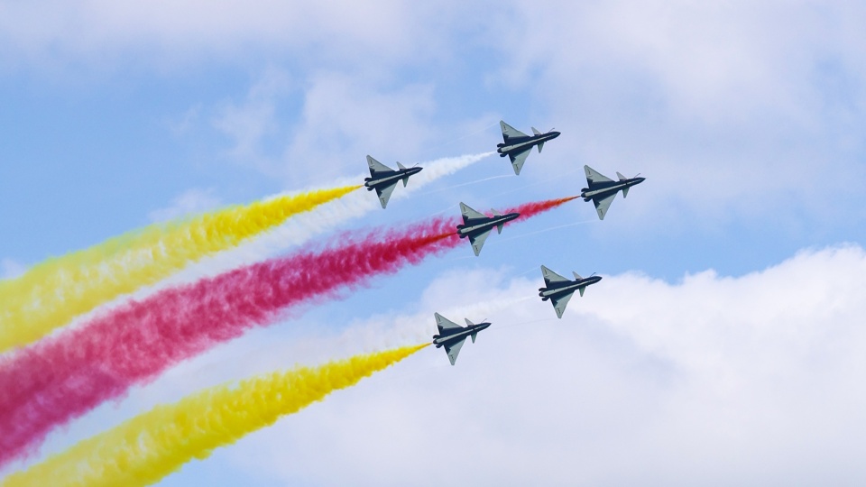 PLA Bayi Aerobatic Team conducts adaptive training for 10th Singapore Airshow