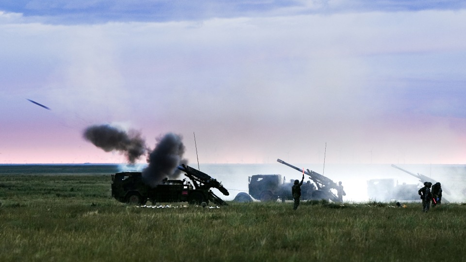 Howitzers fire in training