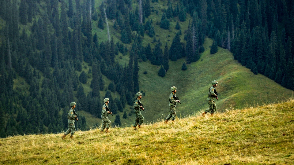 Soldiers patrol in border area