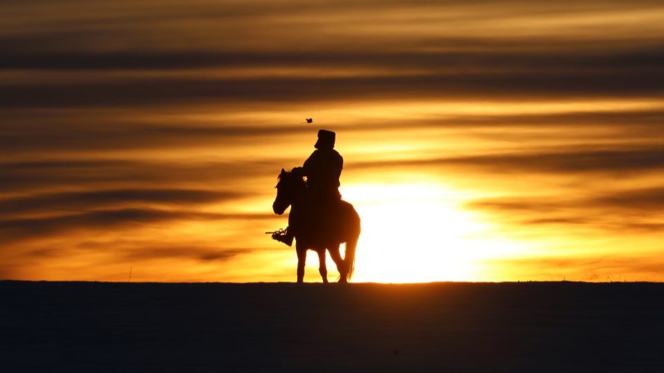 Soldiers patrol mountainous border area by riding horses