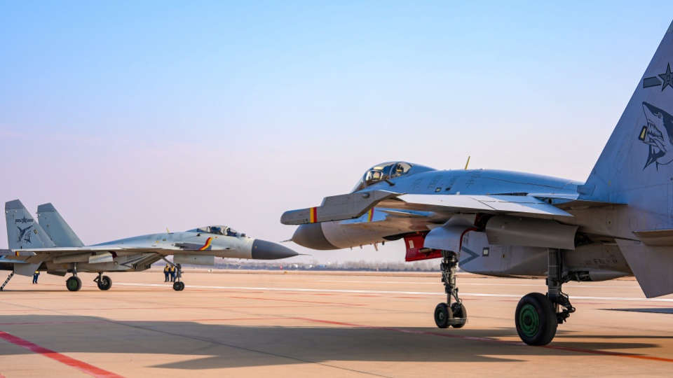 J-15 carrier-based fighter jets in full-process training