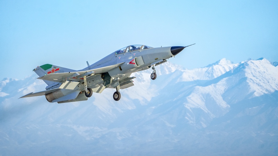 JL-9 jet trainers in flight training