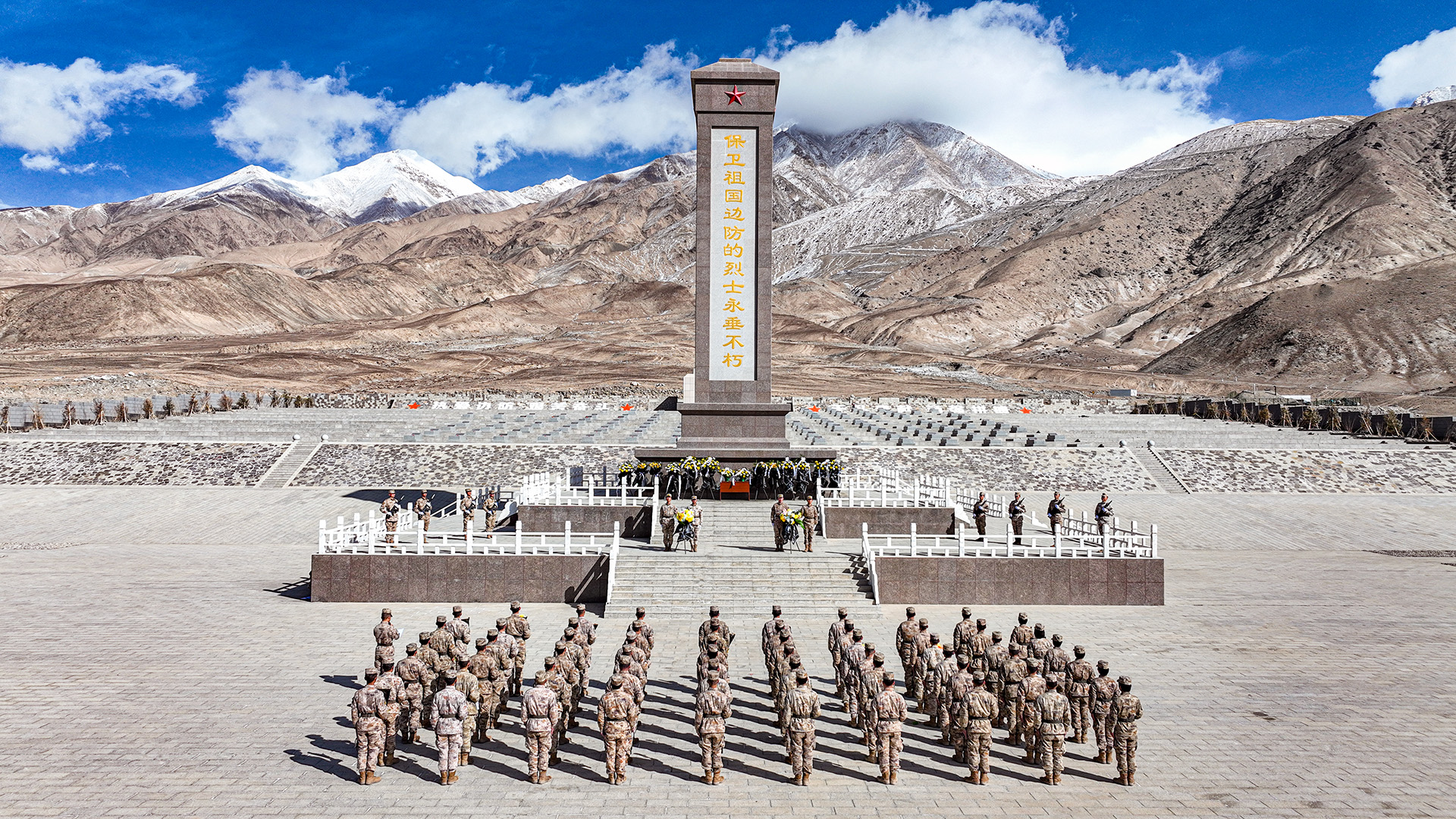 Soldiers pay tribute to martyrs during Qingming Festival