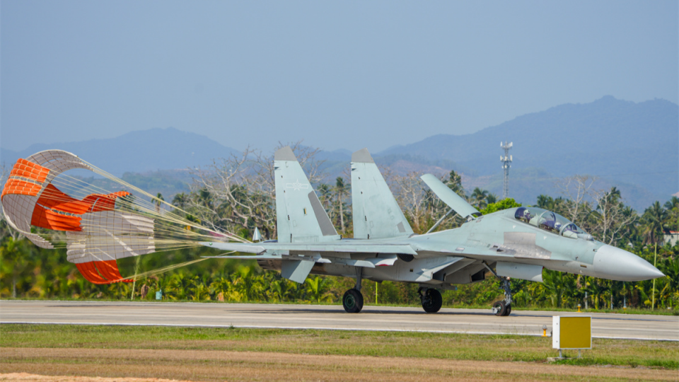 J-16 fighter jets participate in training exercise