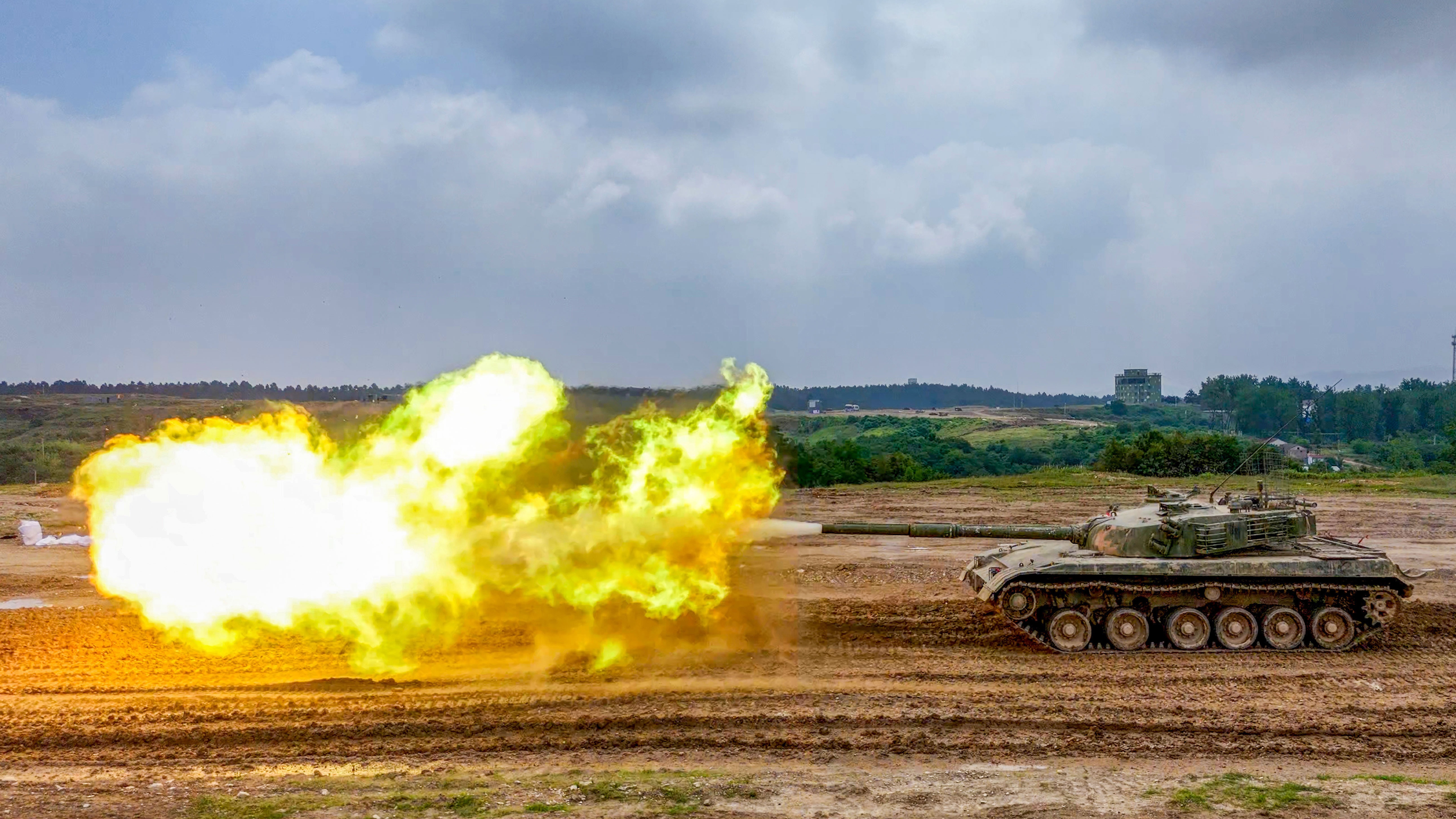 Type-96 MBTs in live-fire drill