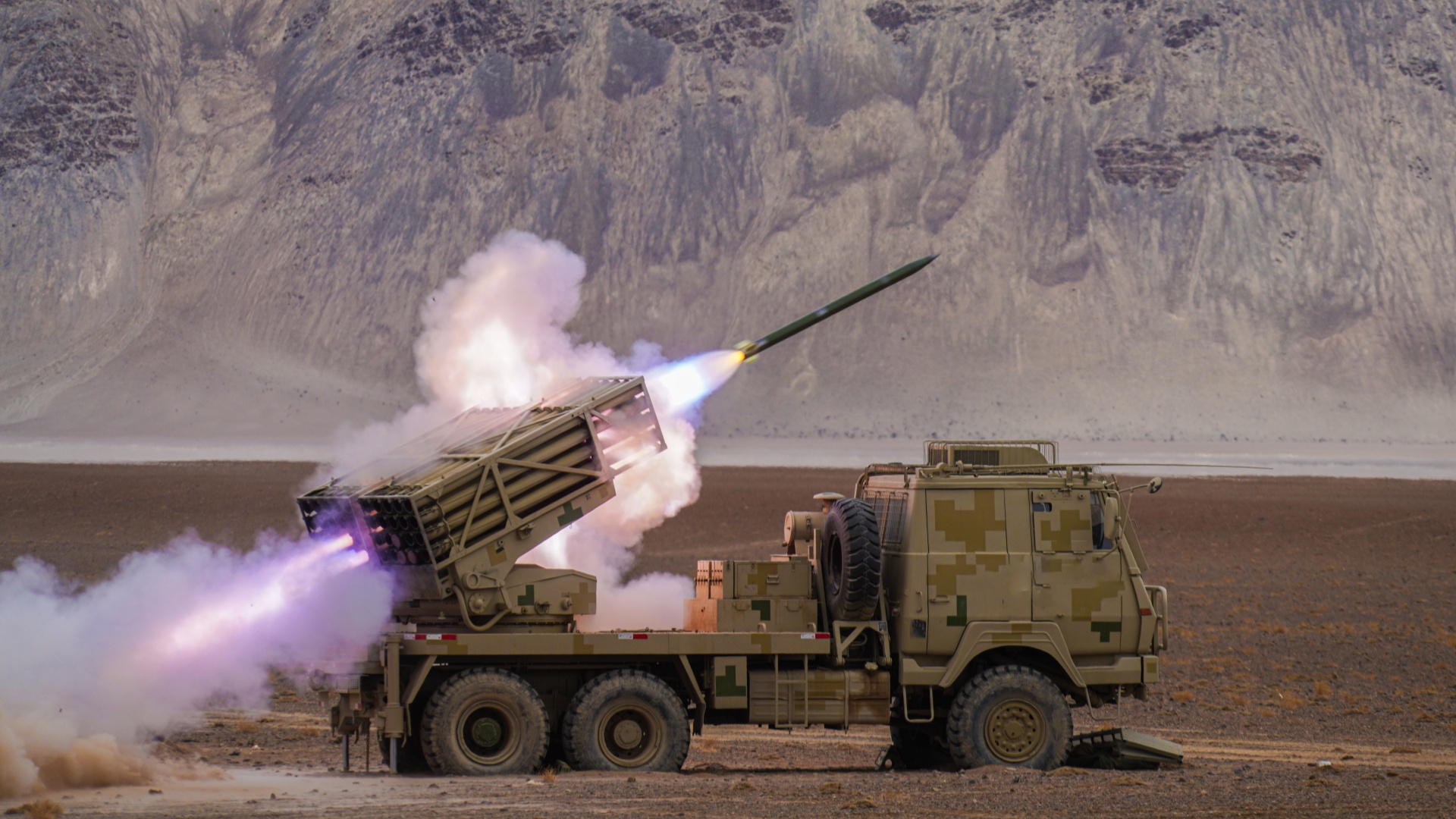 Artillery troops conduct live-fire training in Gobi desert