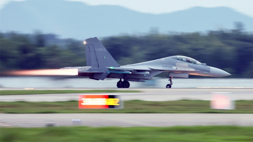 J-16 fighter jets in flight training 