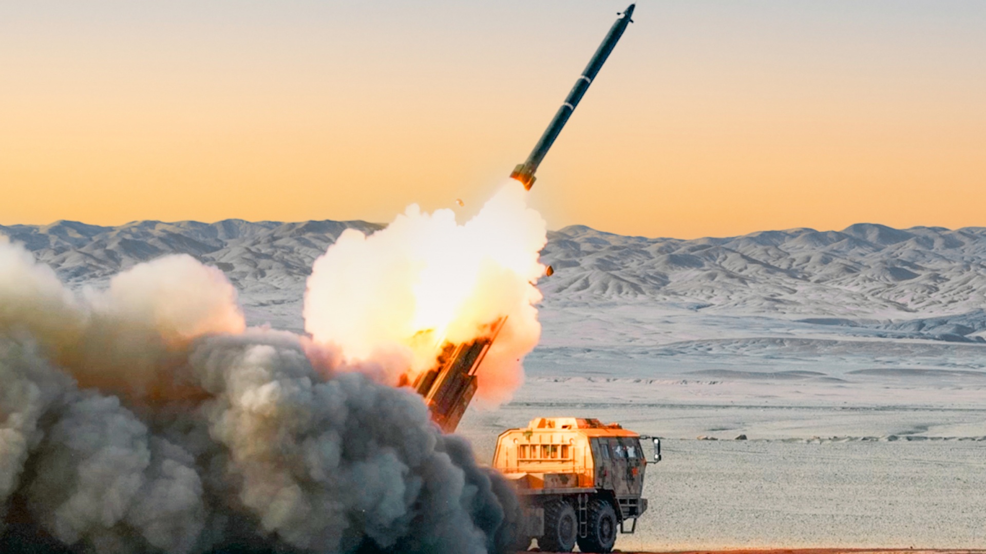 Long-Range Modular MLRS opens fire in training