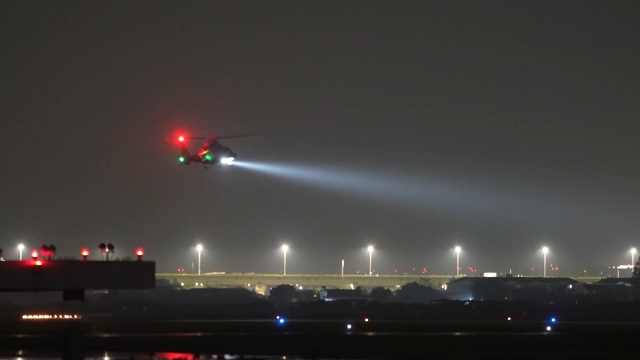 Naval aviation unit conducts late-night flight training