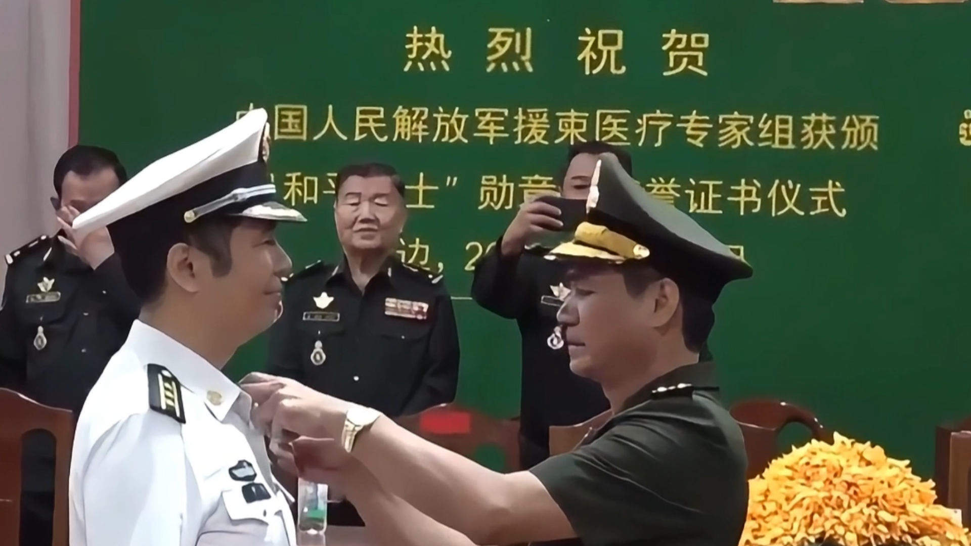 Cambodia awards honorable medals to 20th Chinese PLA medical expert team