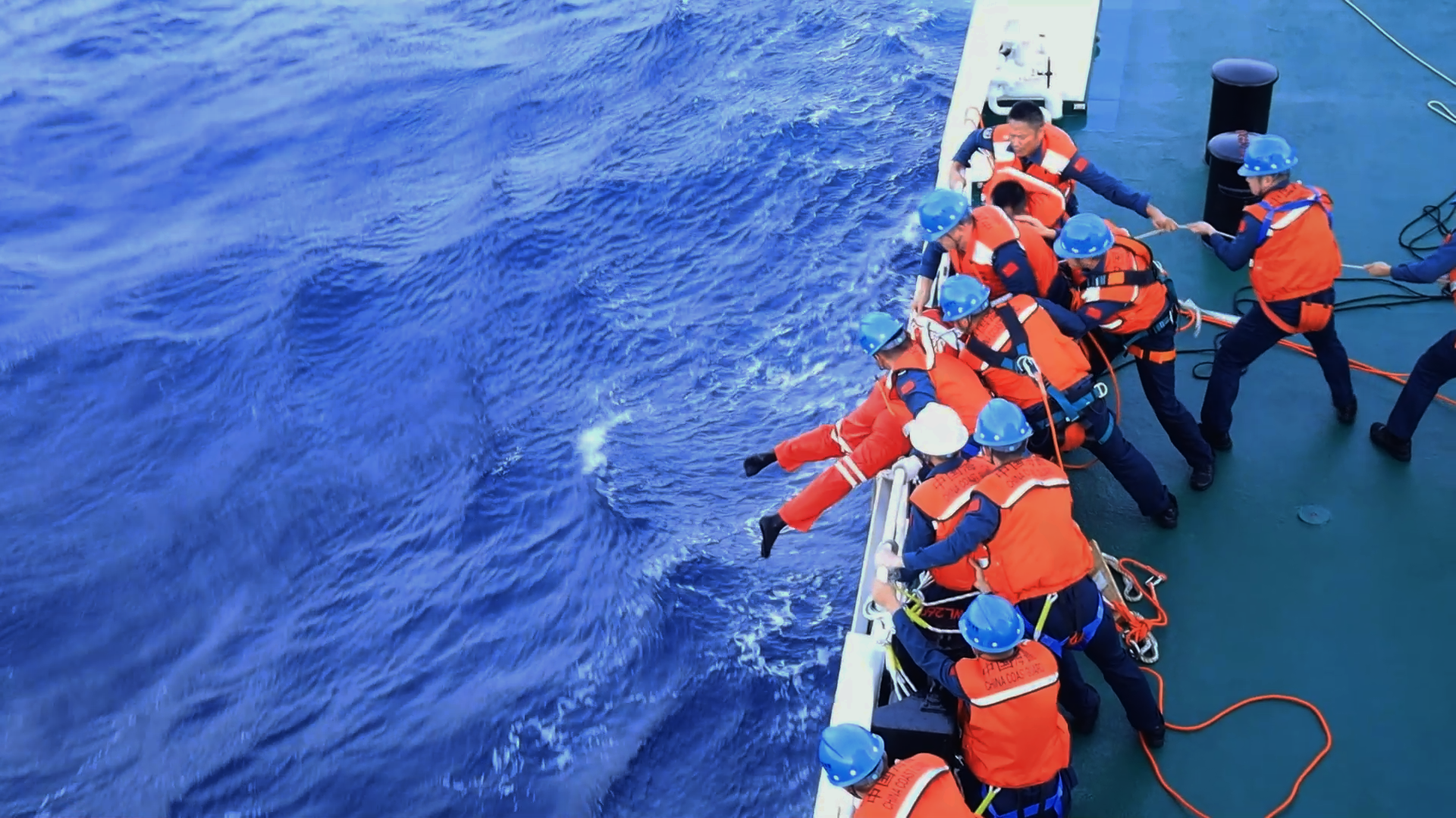 China's military retrieve 17 Filipino sailors from South China Sea shipwreck