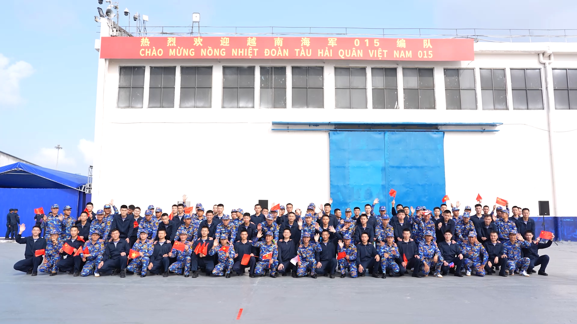 Chinese and Vietnamese naval sailors conduct exchange activities