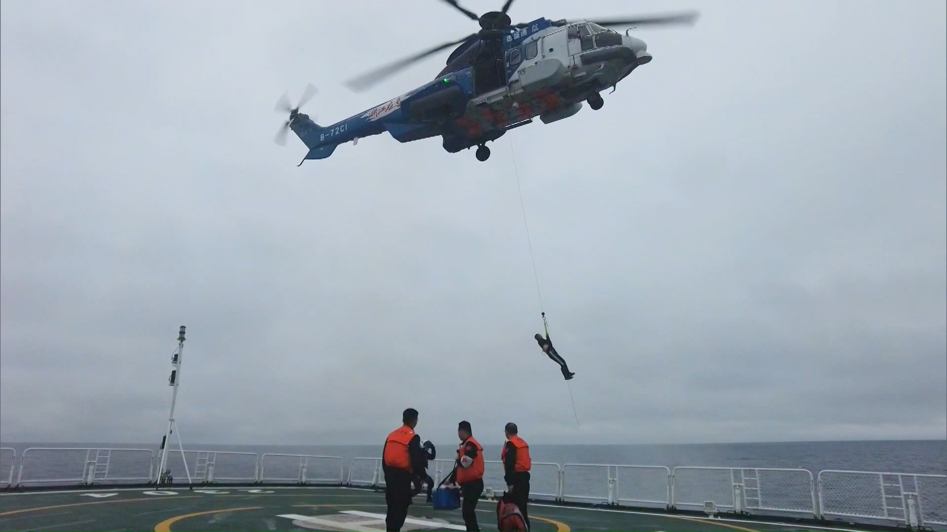 China Coast Guard conducts sea-air rescue relay for injured fisherman