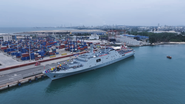 PLA Southern Theater Command Holds Open Day Events to Mark Navy's Birthday