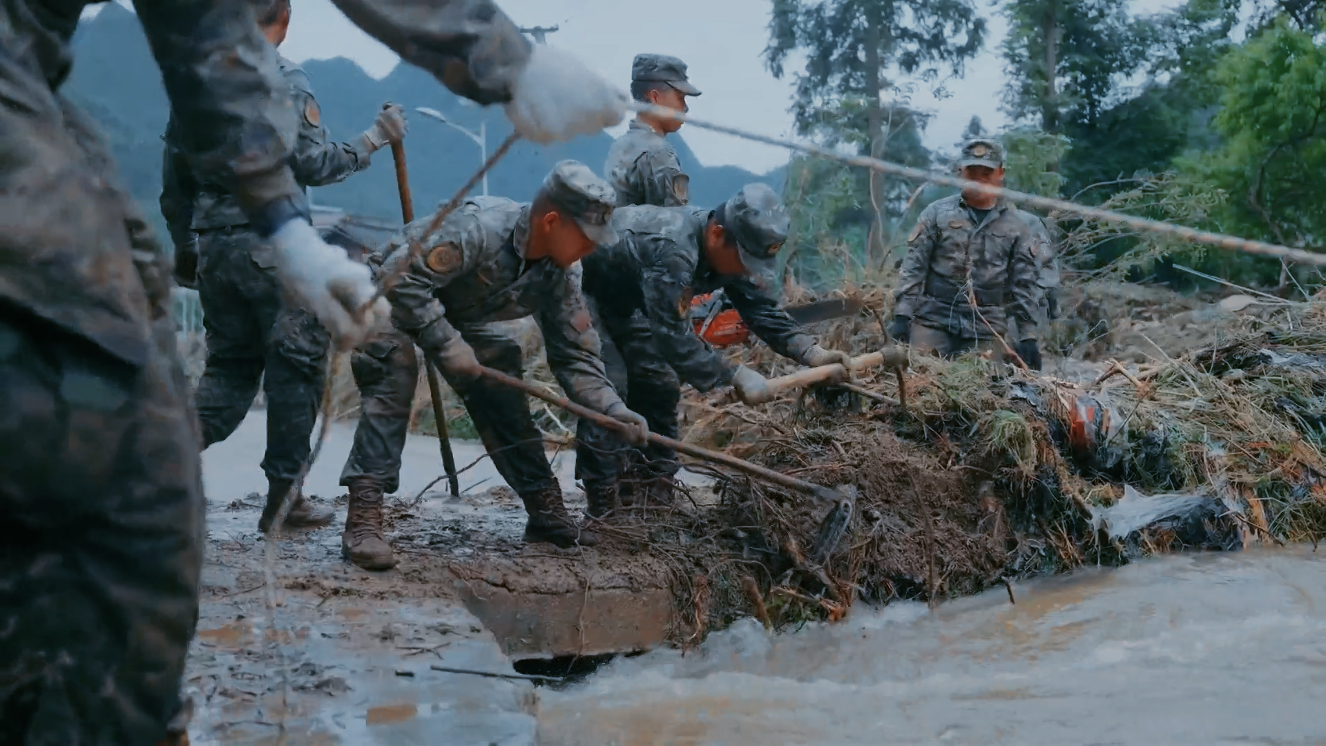 Troops rush to rescue as rainstorms hit southern China