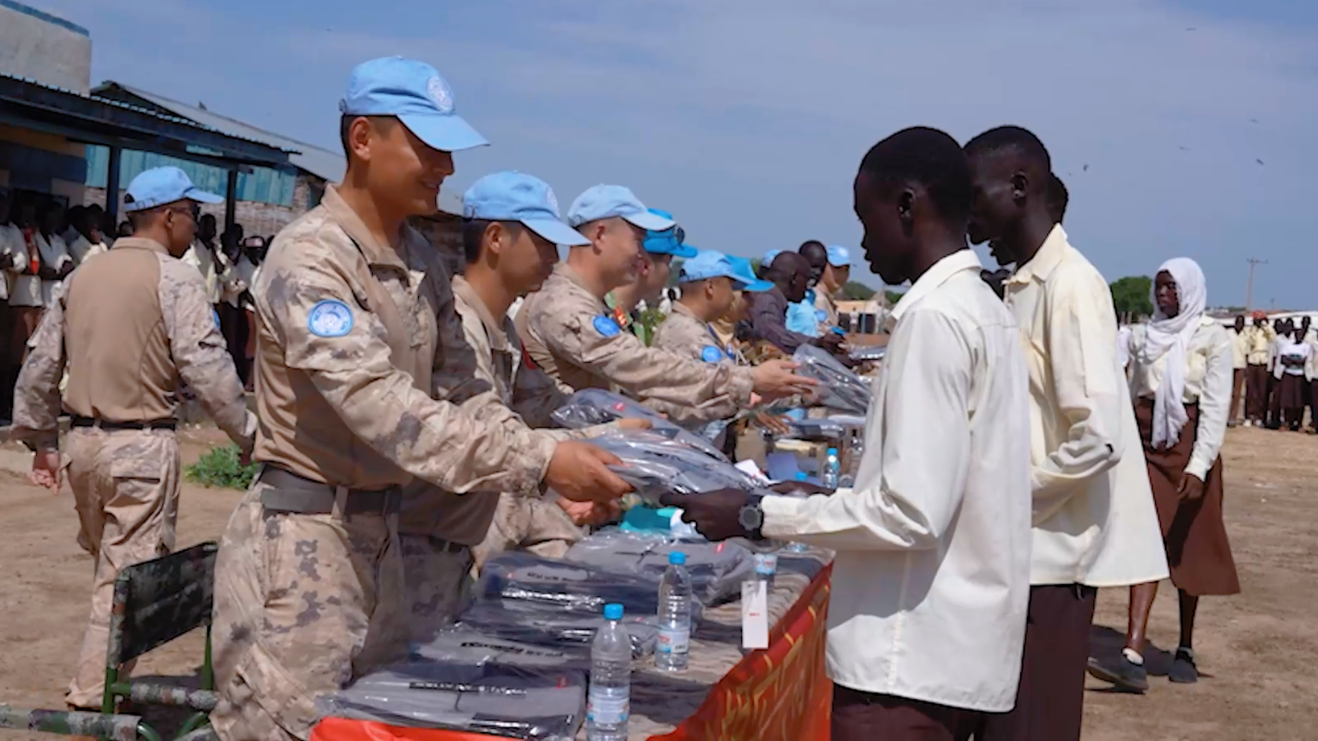Chinese Peacekeeping Troops Provide Humanitarian Aid to Local School in Abyei
