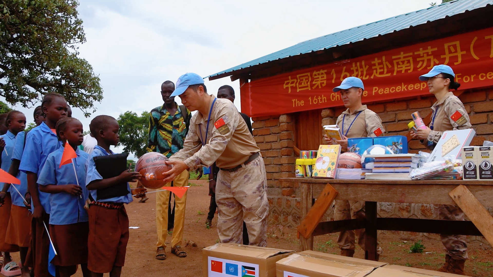 Chinese peacekeepers provide humanitarian assistance in South Sudan (Wau)