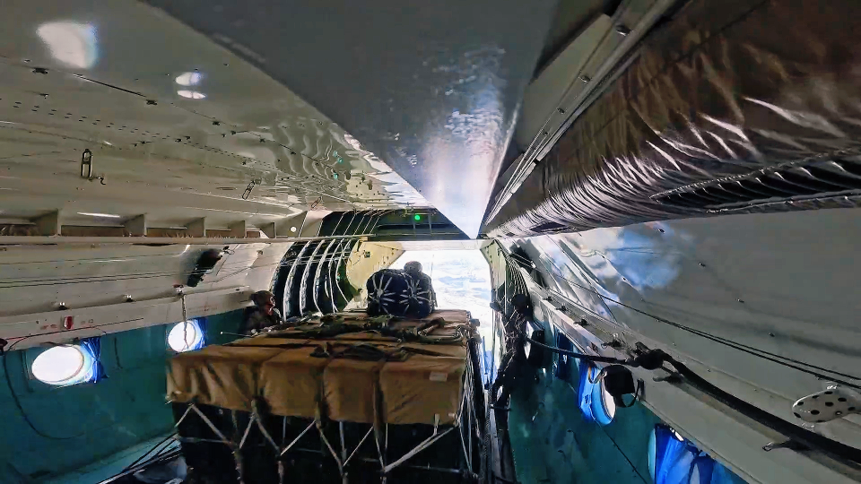  Naval Aviation University organizes heavy equipment airdrop training