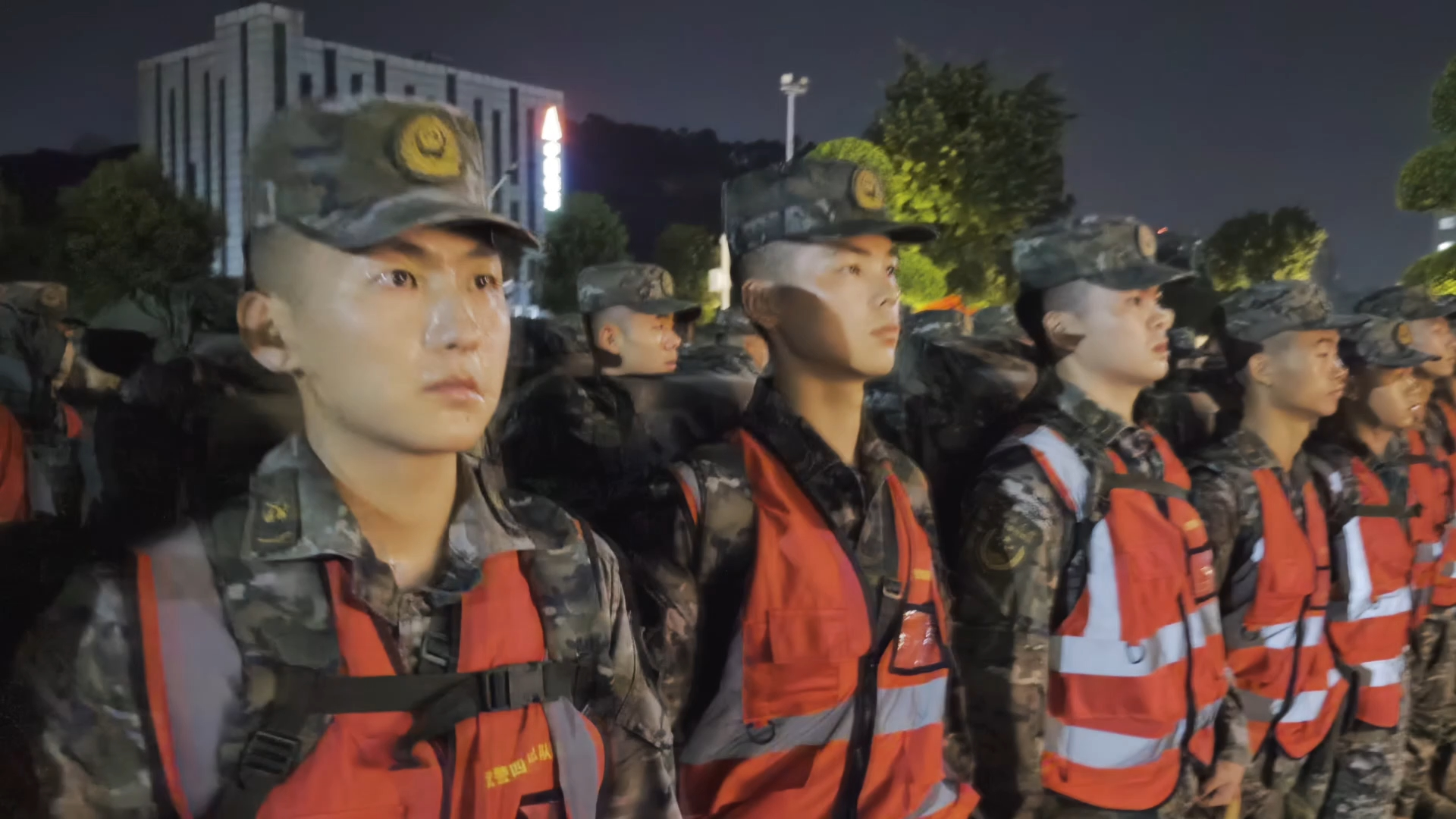Troops rush to Sichuan for earthquake relief