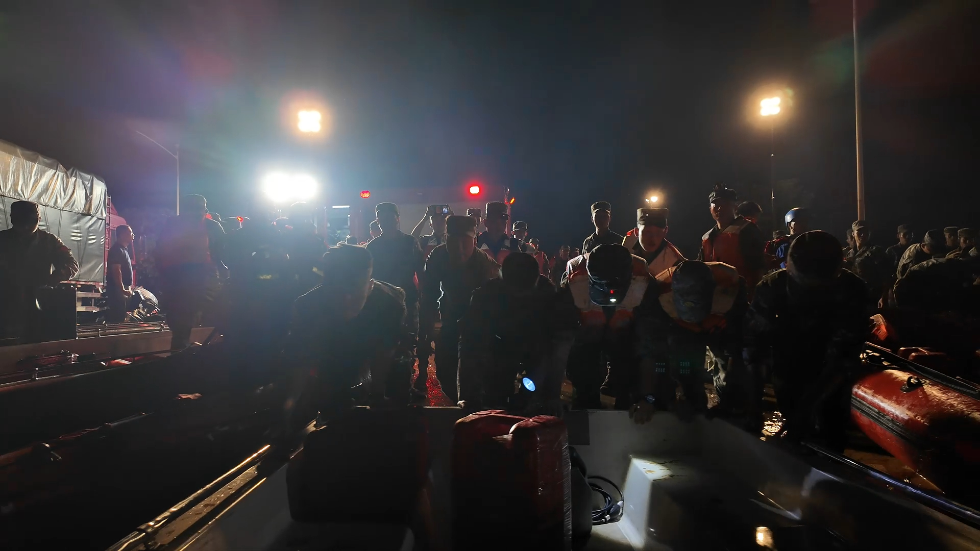 Troops fully engage in emergency rescue and disaster relief
