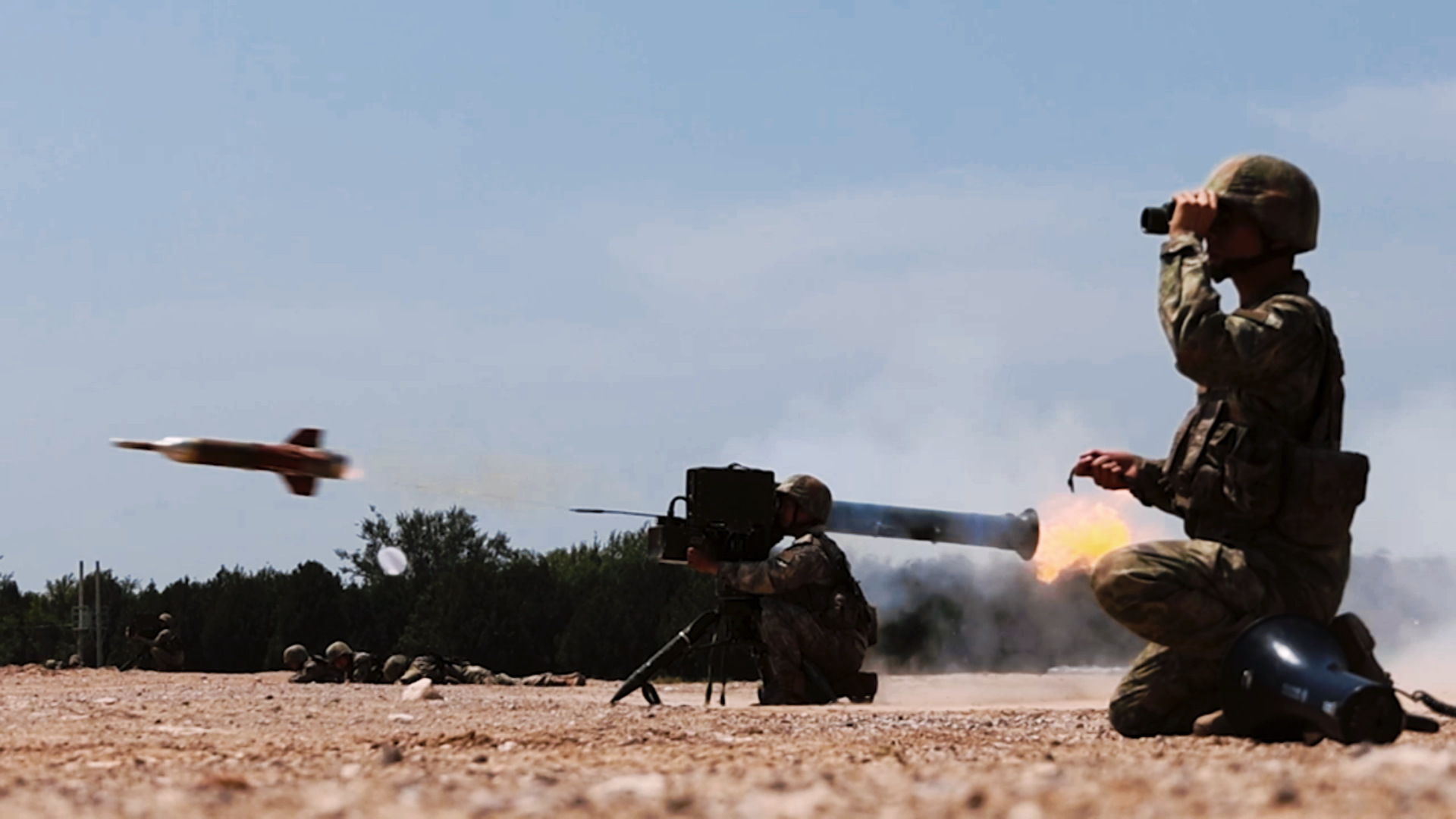 Army artillery troops conduct full-element live-fire assessment