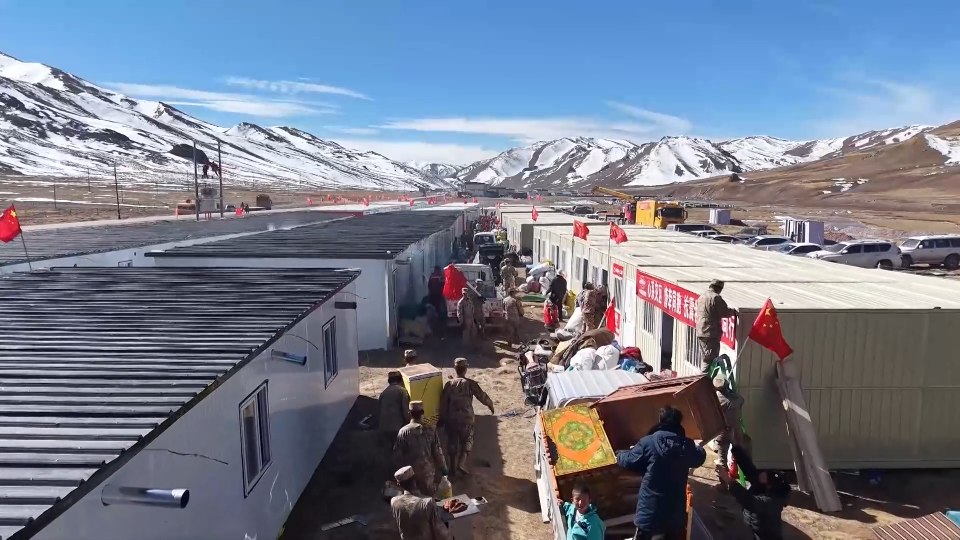 Armed police troops help quake-stricken residents move into warm-keeping shelters