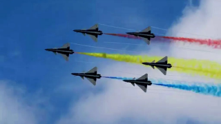 China's best-known aerobatic team performs in Malaysia