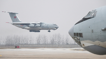 Military medical staff arrive in Wuhan