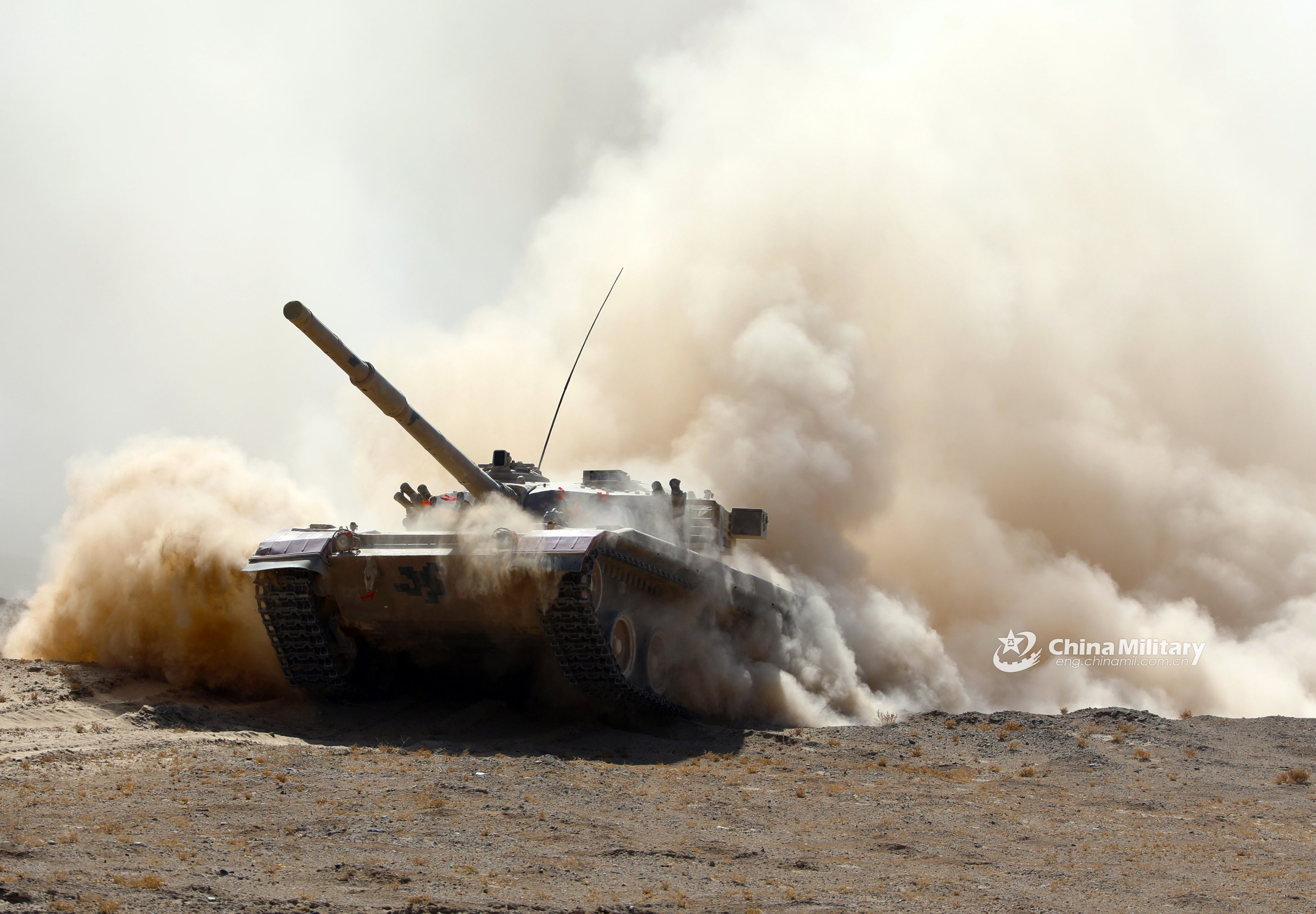 Main battle tanks in driving skills training Photos 中国军网（英文版）