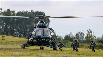 Soldiers practice exiting helicopters at night