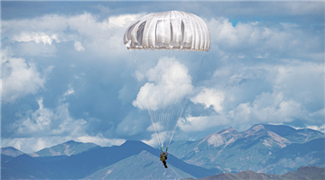 Paratroopers train in Tibet