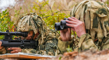 Reconnaissance soldiers in concealed infiltration training