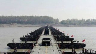 1,000-meter-long pontoon bridge built up in 20 minutes