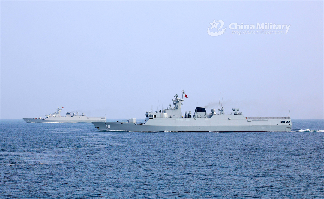 guided-missile-frigate-steams-at-sea-photos