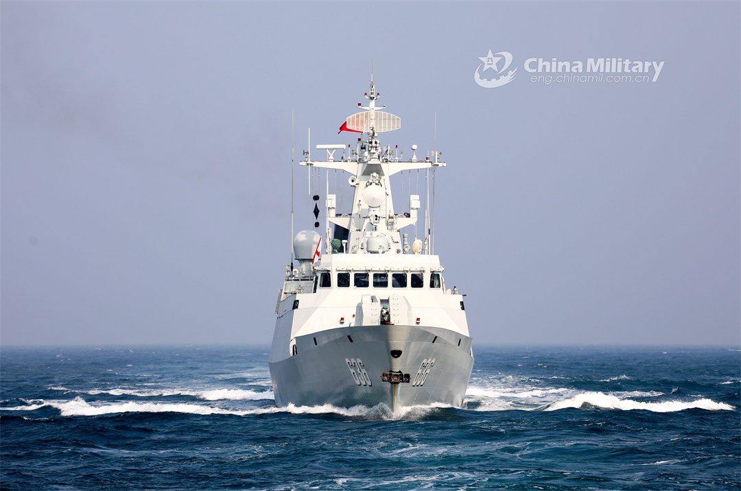 guided-missile-frigate-steams-at-sea-photos
