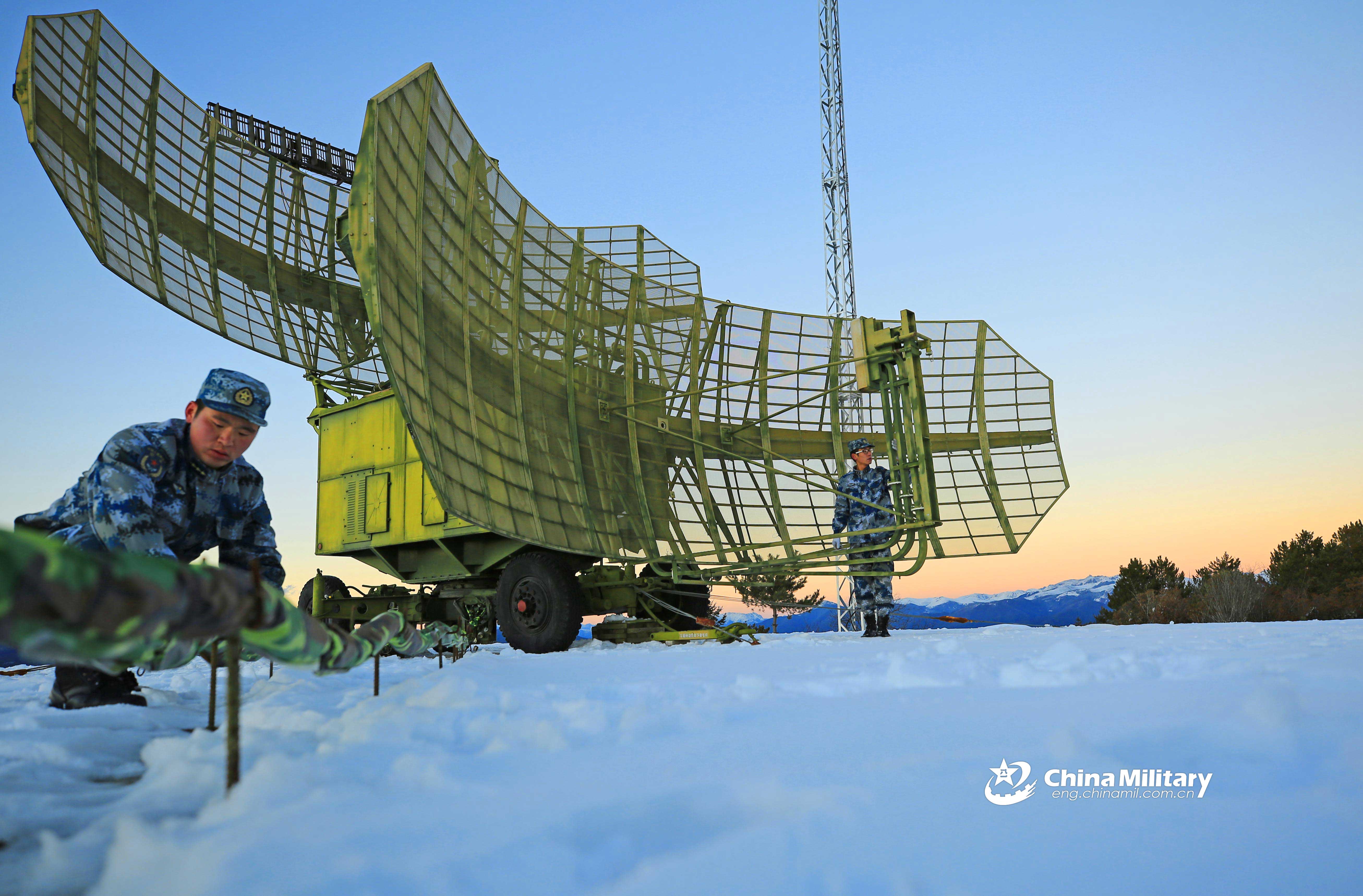 Soldiers check radar systems after heavy snow Photos 中国军网（英文版）