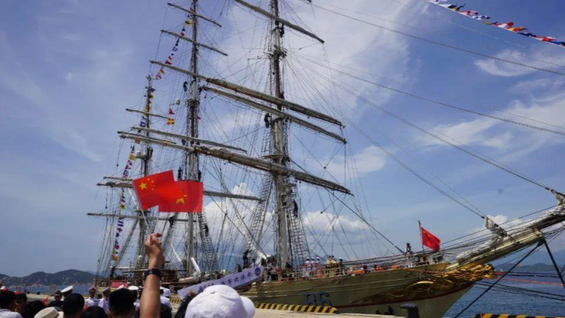 Chinese navy sailing training ship visits Vietnam