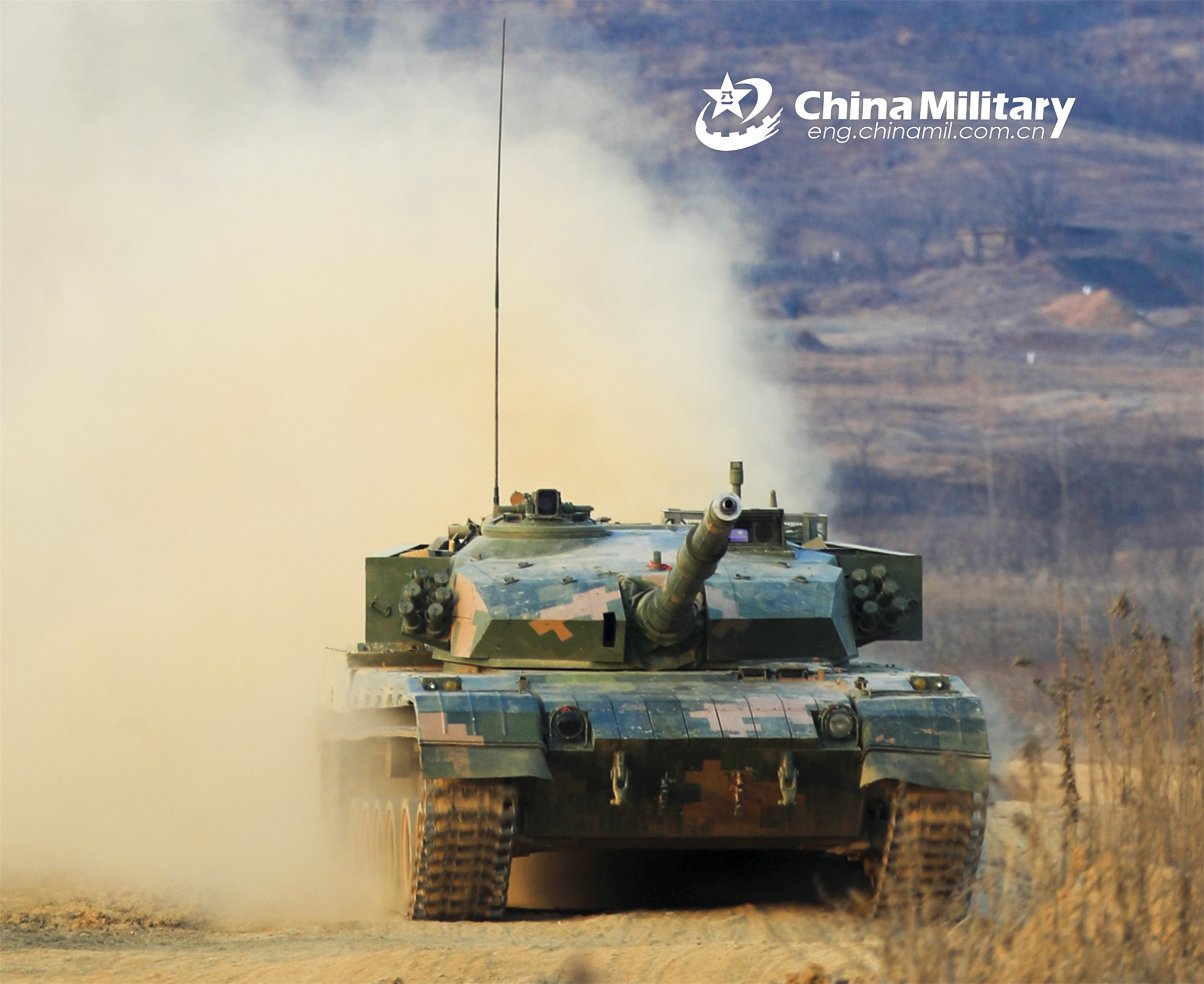 Main battle tank rumbles through mounds of dust Photos 中国军网（英文版）