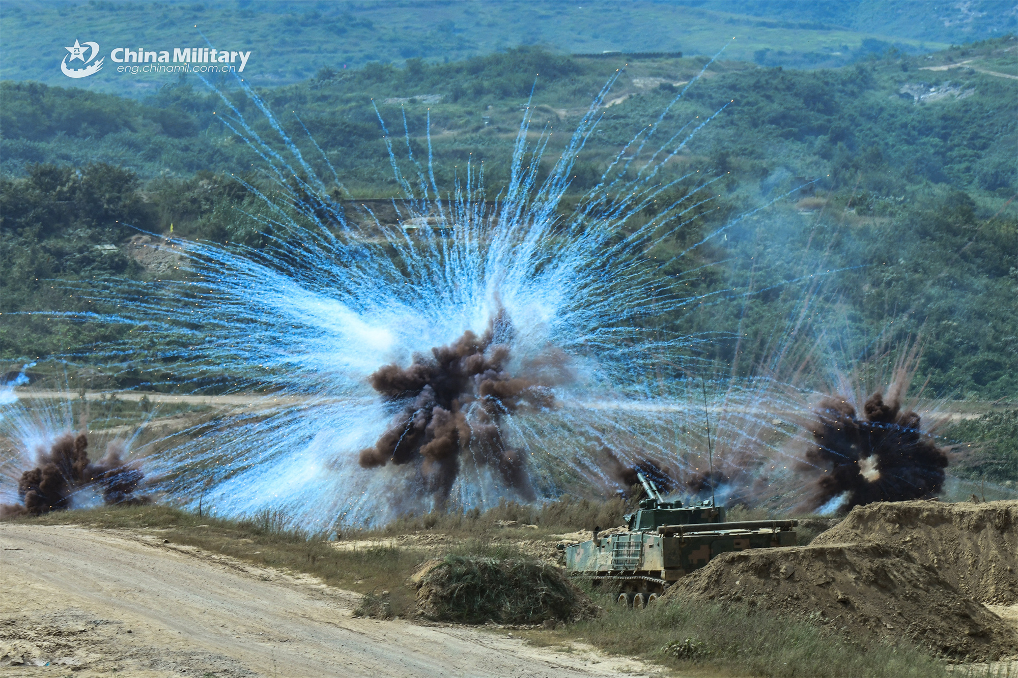 Main Battle Tanks Maneuver In Complex Terrain Photos 中国军网（英文版） 5481