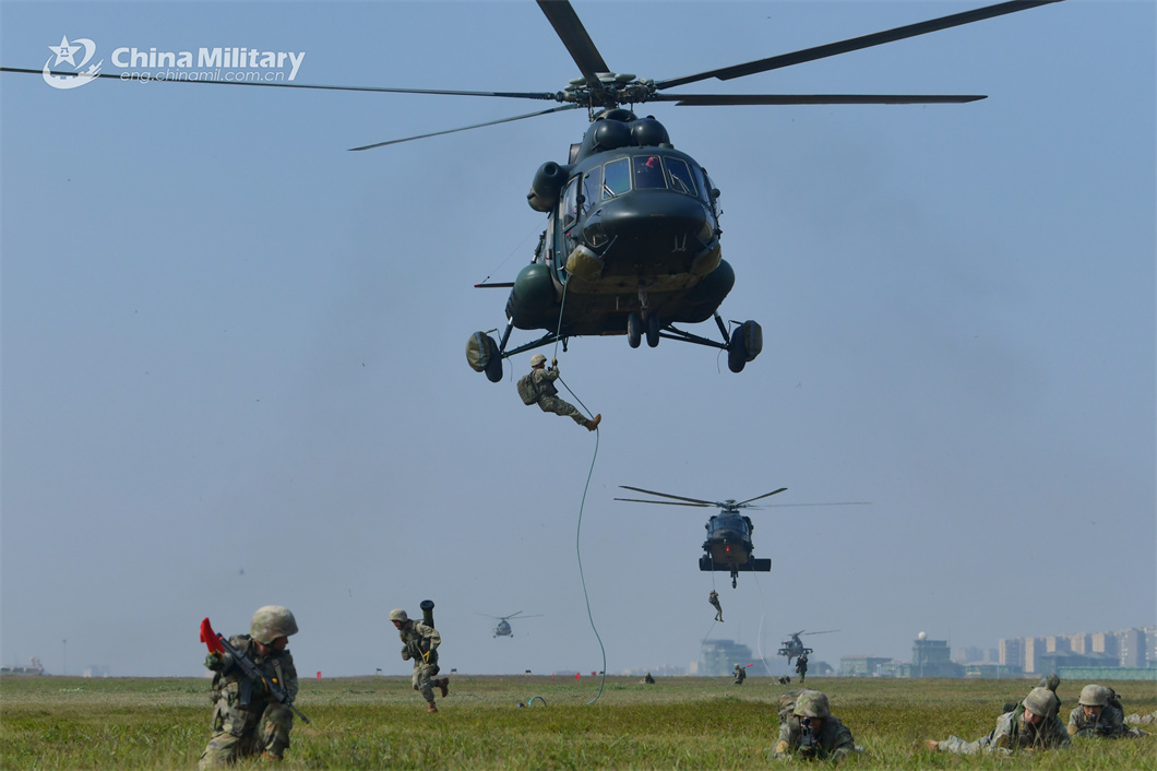 Soldiers Fast Rope In Coordination Training Photos 中国军网（英文版） 8431