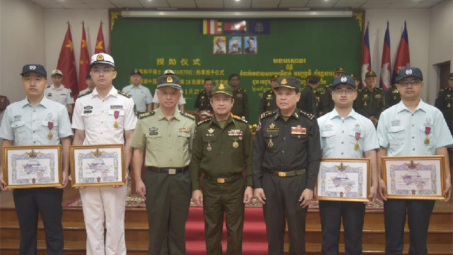 Cambodia awards honorable medals to 4 Chinese military doctors