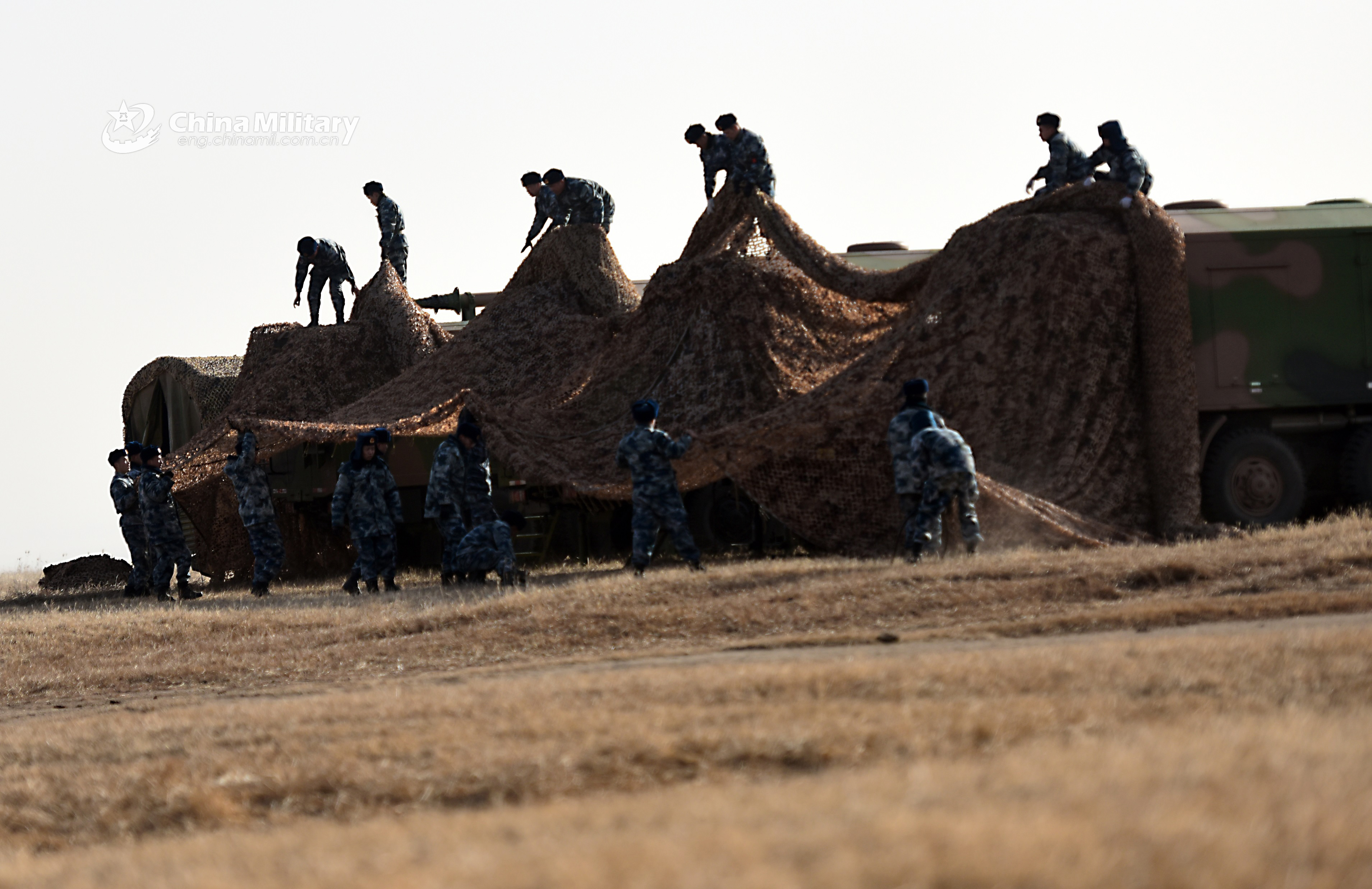 Soldiers Operate Hq 22 Surface To Air Missiles Photos 中国军网（英文版） 