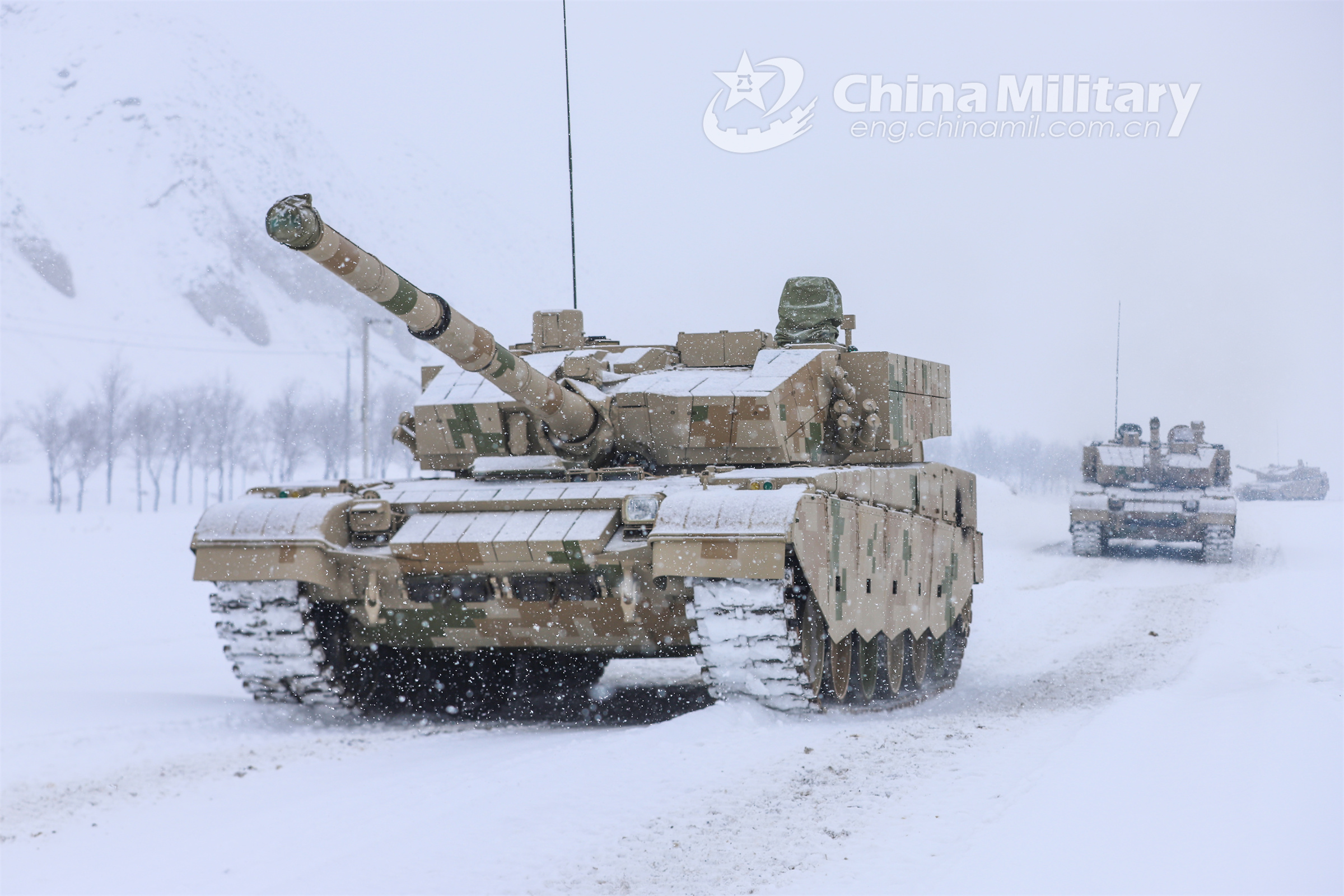 Main battle tanks rumble in snow-covered area - Photos - 中国军网