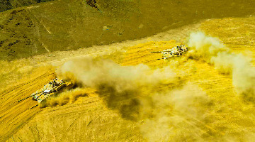 MBT maneuvers on plateau during tactical training
