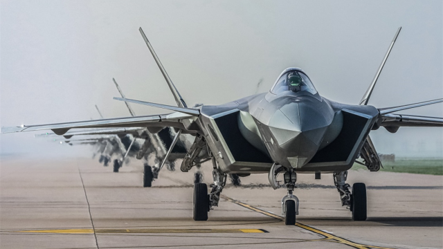 J-20 stealth fighters participate in flight training 